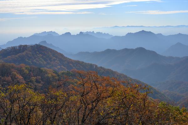 旧碓氷峠見晴台で撮影。妙義山方面。レンズは50mm(フルサイズ換算)