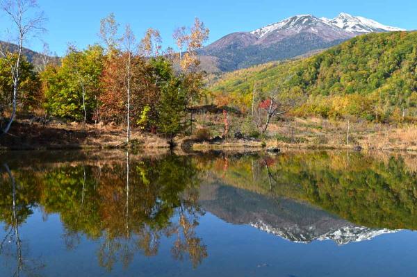 まいめの池の紅葉と乗鞍岳(10月下旬、9時)