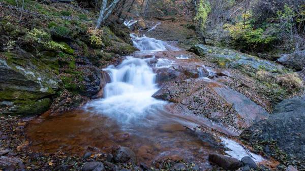 屏風岩の標柱付近の川の流れ