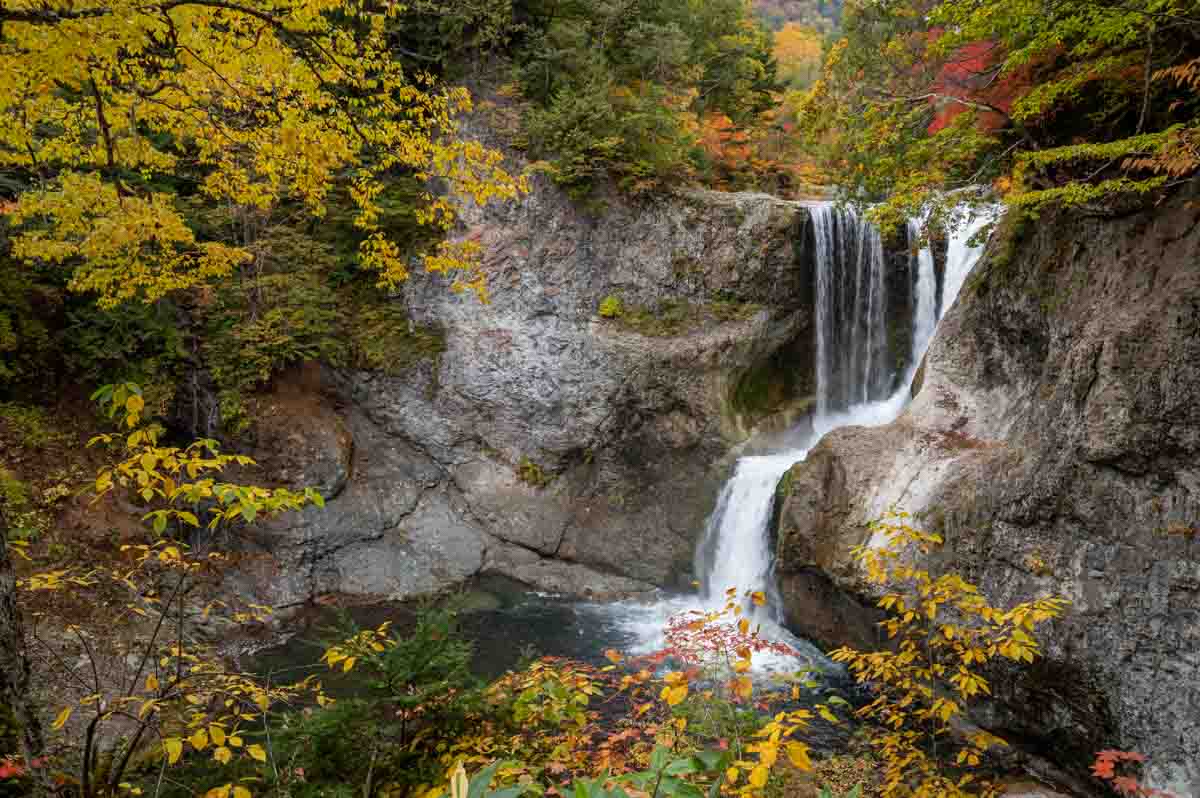 紅葉で囲まれる大滝
