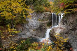 奥志賀渓谷(雑魚川渓谷)の大滝の紅葉