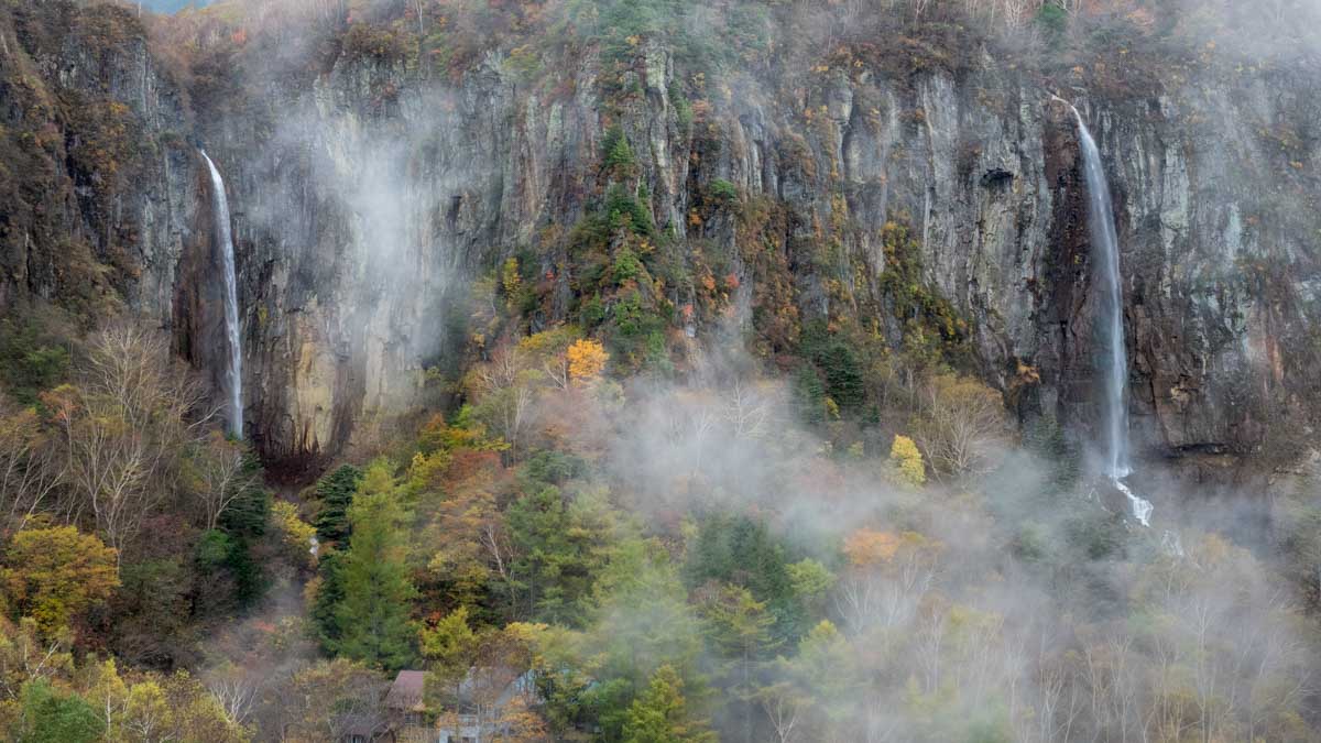 米子鉱山跡地から見た権現滝(左)と不動滝(右)