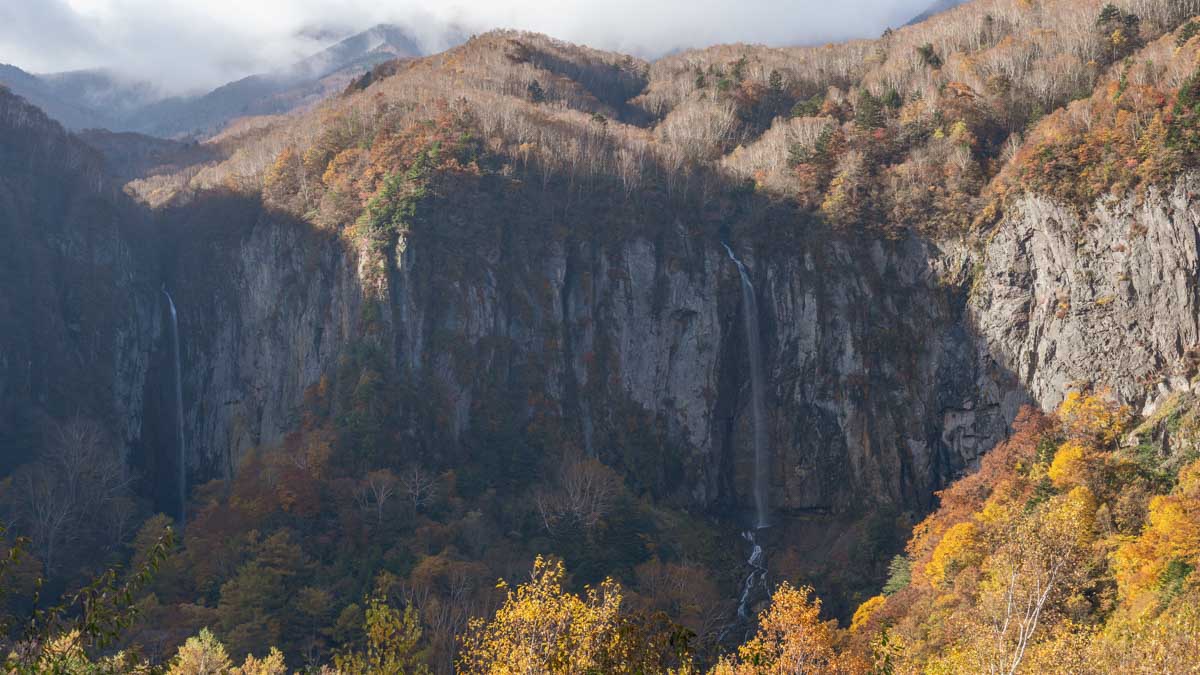 米子大瀑布(左端が権現滝、中央やや右が不動滝)