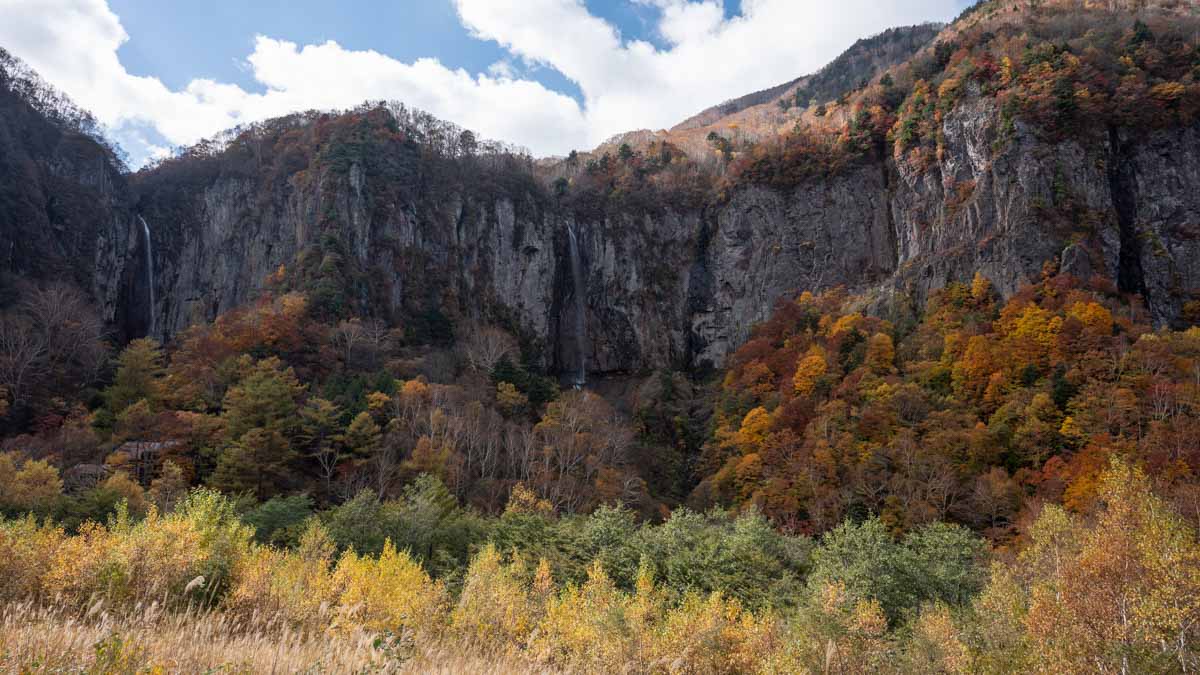 米子鉱山跡地付近から見た米子大瀑布。左端が権現滝、中央が不動滝。