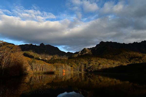 早朝の鏡池の風景