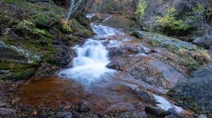 屏風岩の標柱付近の川の流れ